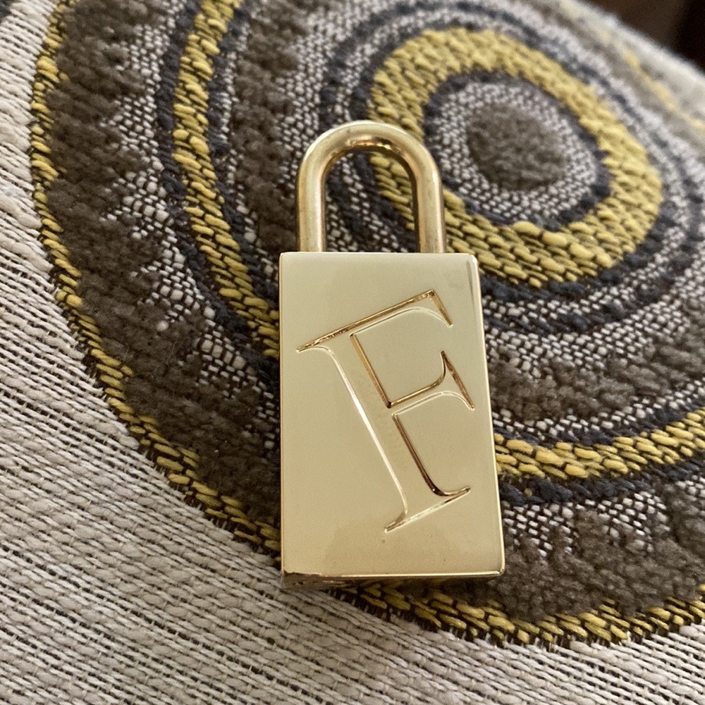 FURLA GOLD LOGO LOCK.